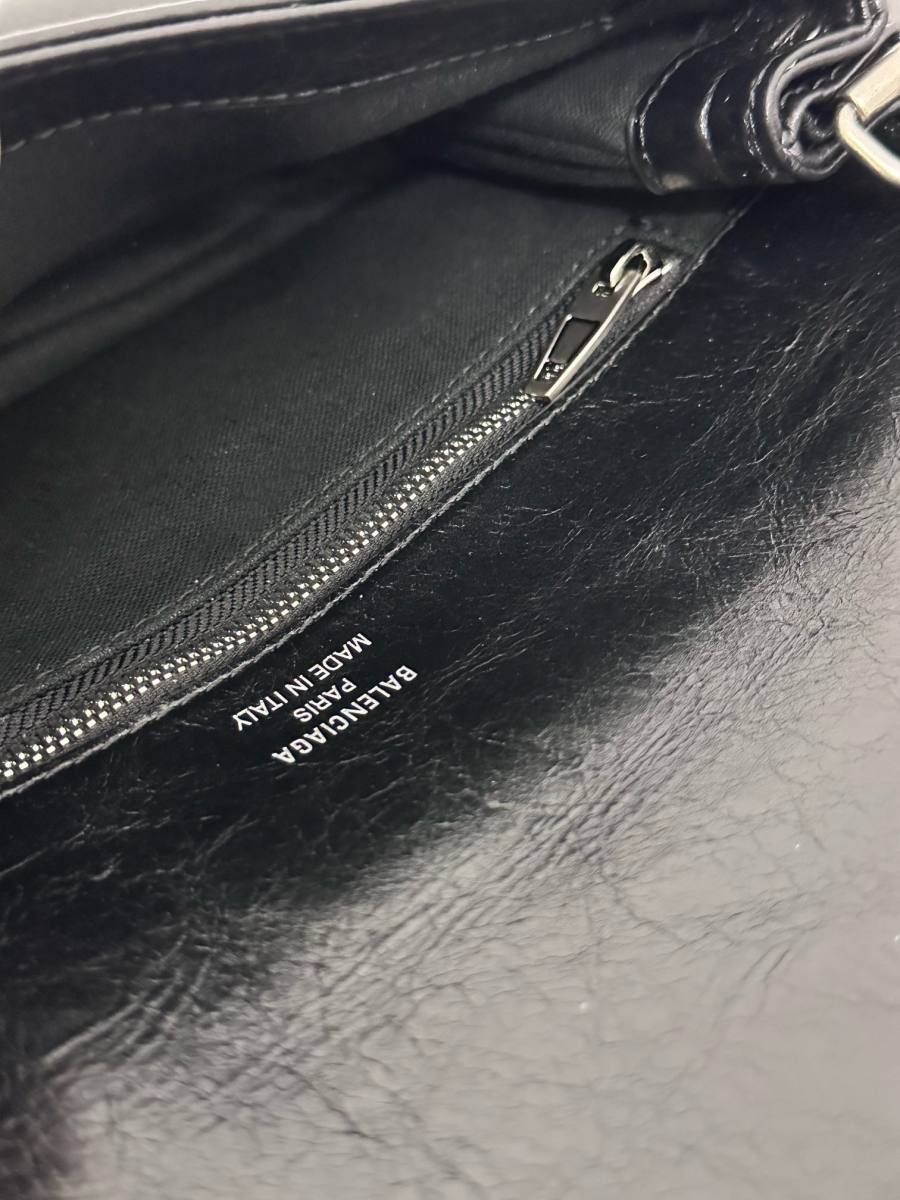 Balenciaga_BBSoft_Small_Black_21x15x7cm_BE90