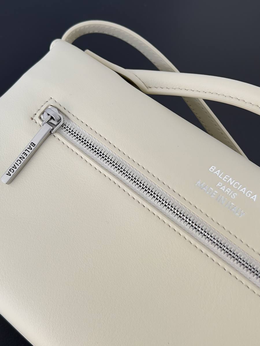 Balenciaga_BelAir_Hobo_31x37x20cm_026D