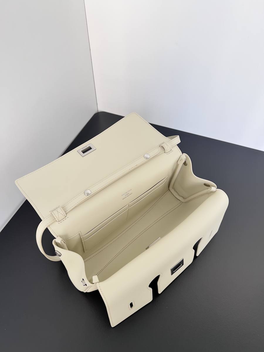 Balenciaga_BelAir_Hobo_31x37x20cm_026D