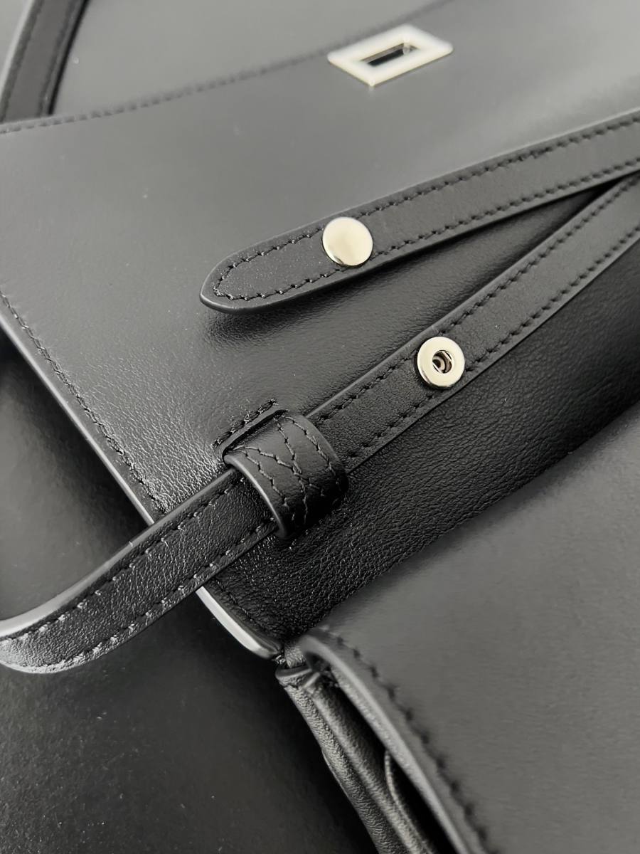 Balenciaga_BelAir_Hobo_31x37x20cm_2177