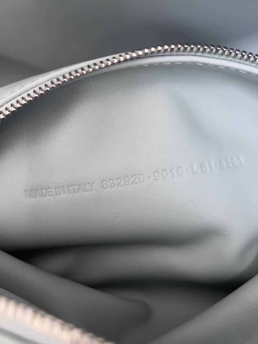 Balenciaga_Carrie_Medium_36x19x16cm_09F4