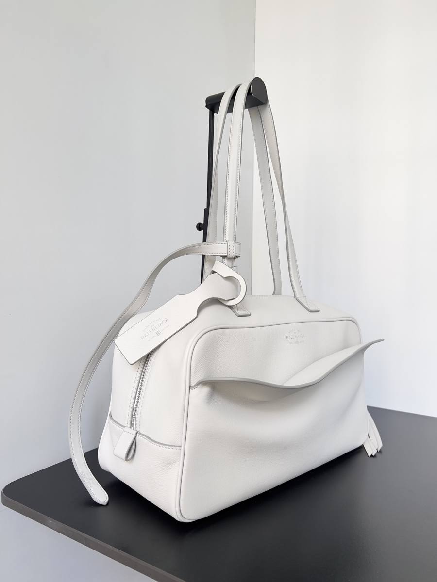 Balenciaga_Carrie_Medium_36x19x16cm_3F0A