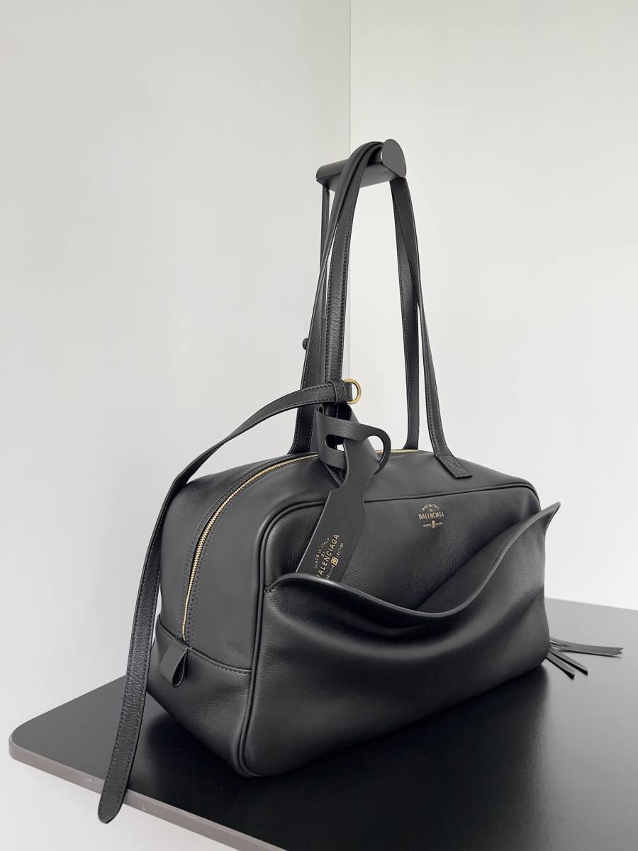 Balenciaga_Carrie_Medium_36x19x16cm_A675