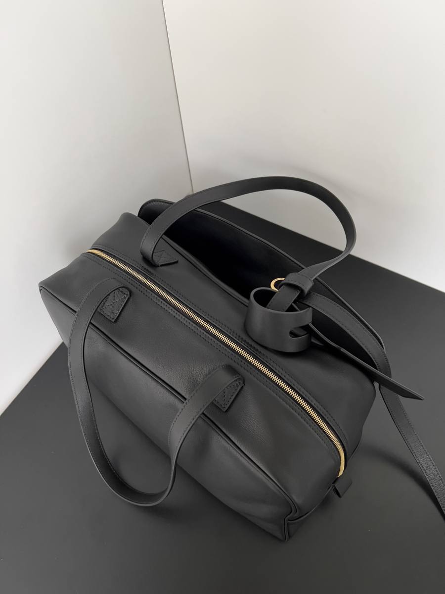 Balenciaga_Carrie_Medium_36x19x16cm_A675