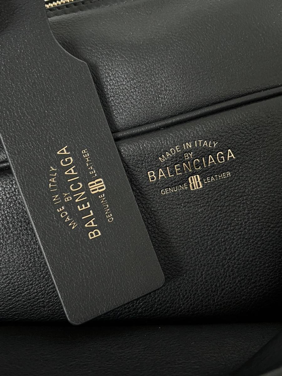 Balenciaga_Carrie_Medium_36x19x16cm_A675