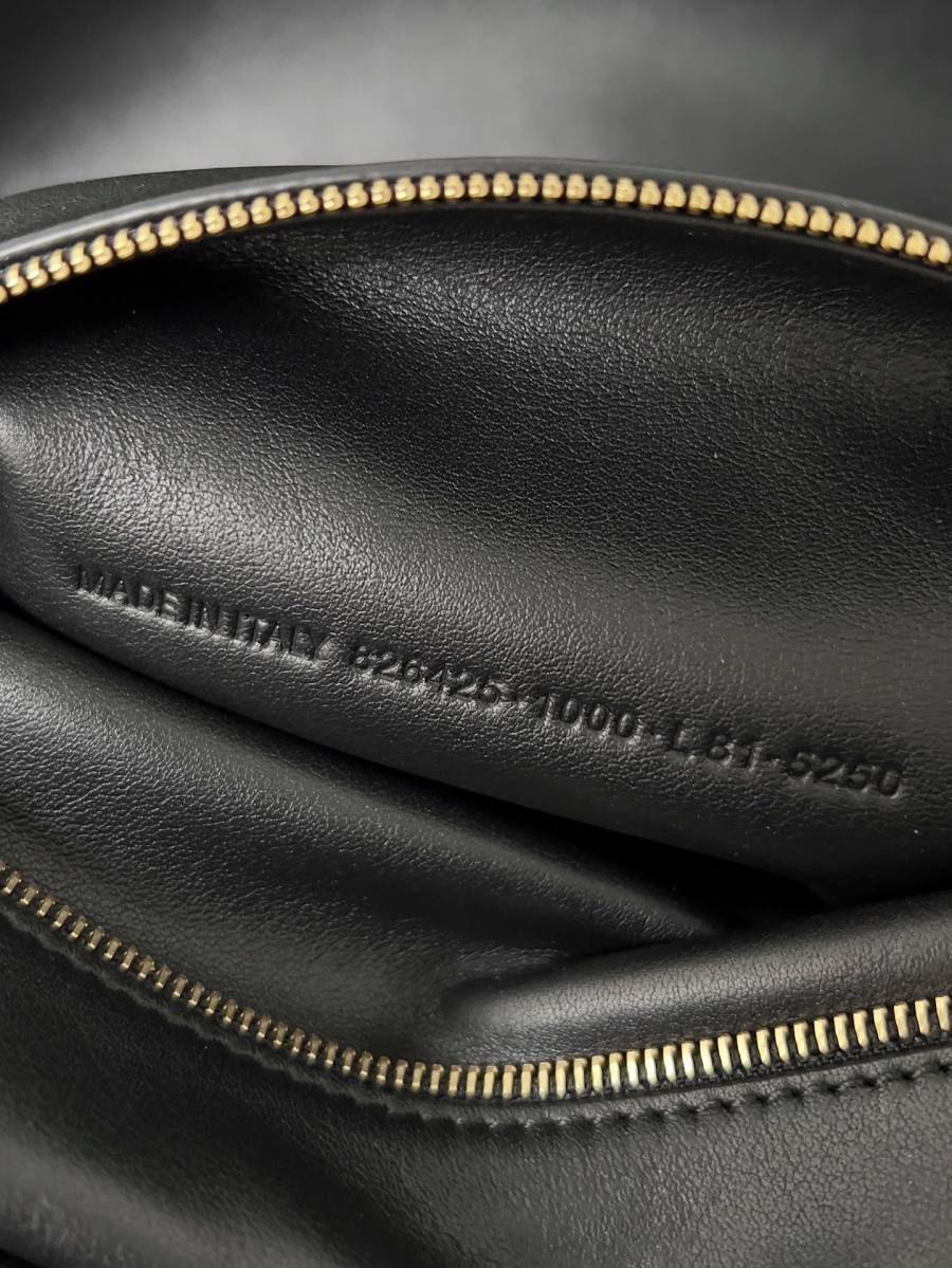 Balenciaga_Carrie_Medium_36x19x16cm_A675