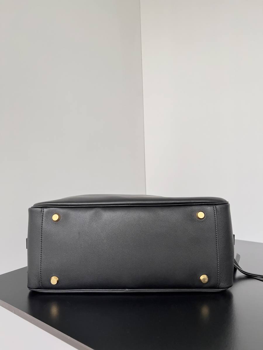 Balenciaga_Carrie_Medium_36x19x16cm_A675