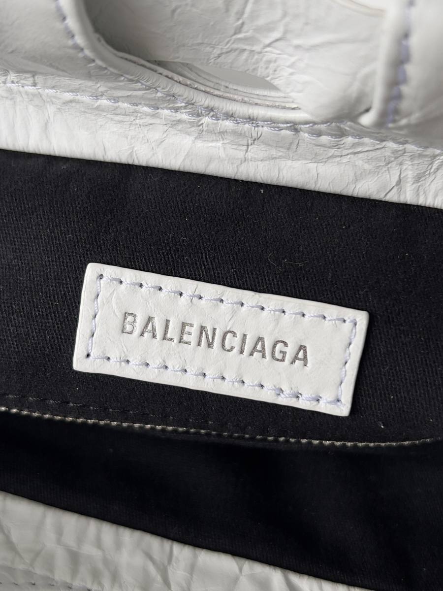 Balenciaga_Crush_Clutch_20x12x4cm_3FA0
