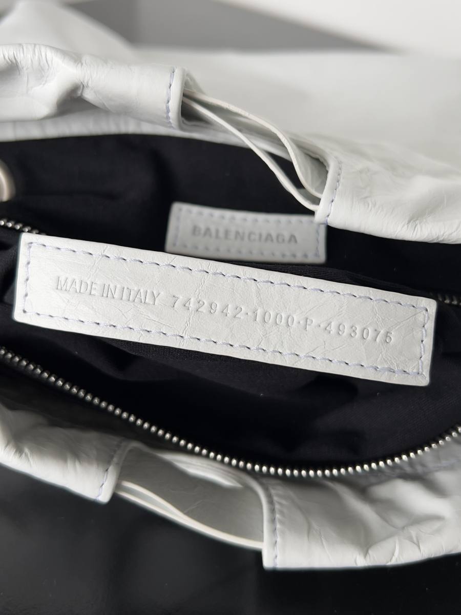 Balenciaga_Crush_Clutch_20x12x4cm_3FA0