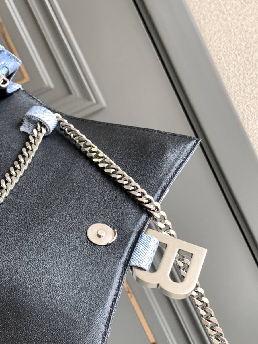 Balenciaga_HackerProject_26x16x8cm_A567