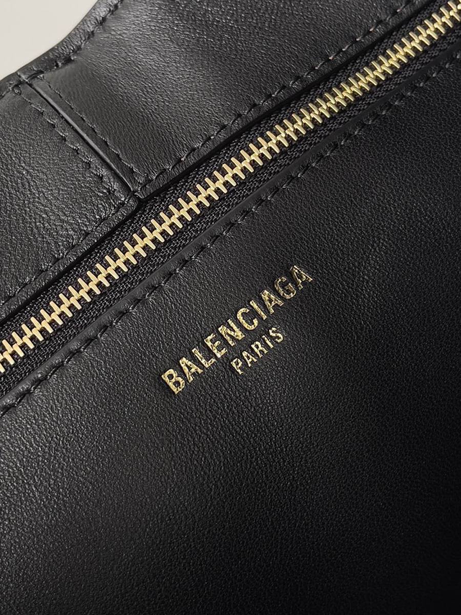 Balenciaga_Locker_Medium_38x26x11cm_2EE1