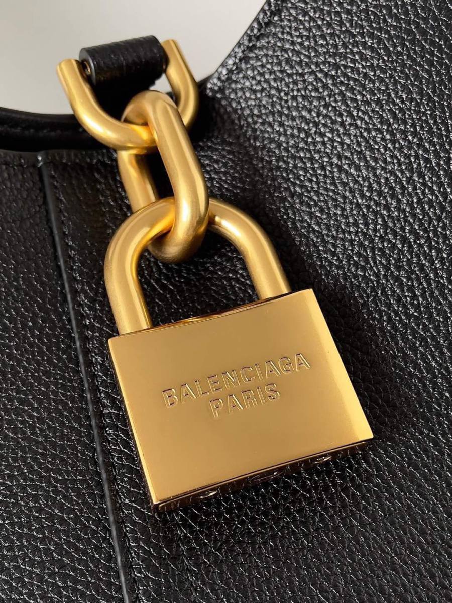 Balenciaga_Locker_Medium_38x26x11cm_2EE1