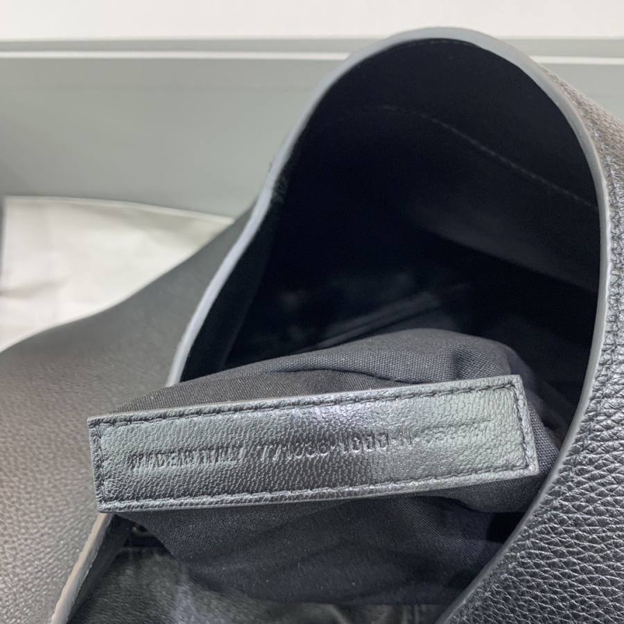 Balenciaga_Locker_Medium_38x26x11cm_D727