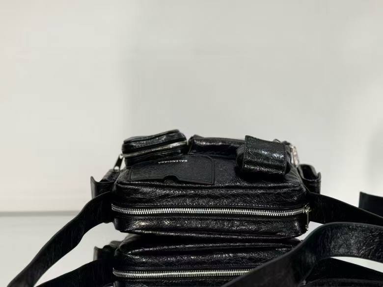 Balenciaga_Superbusy_Camera_18x12x7cm_498B