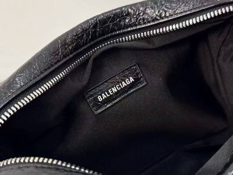 Balenciaga_Superbusy_Camera_18x12x7cm_498B