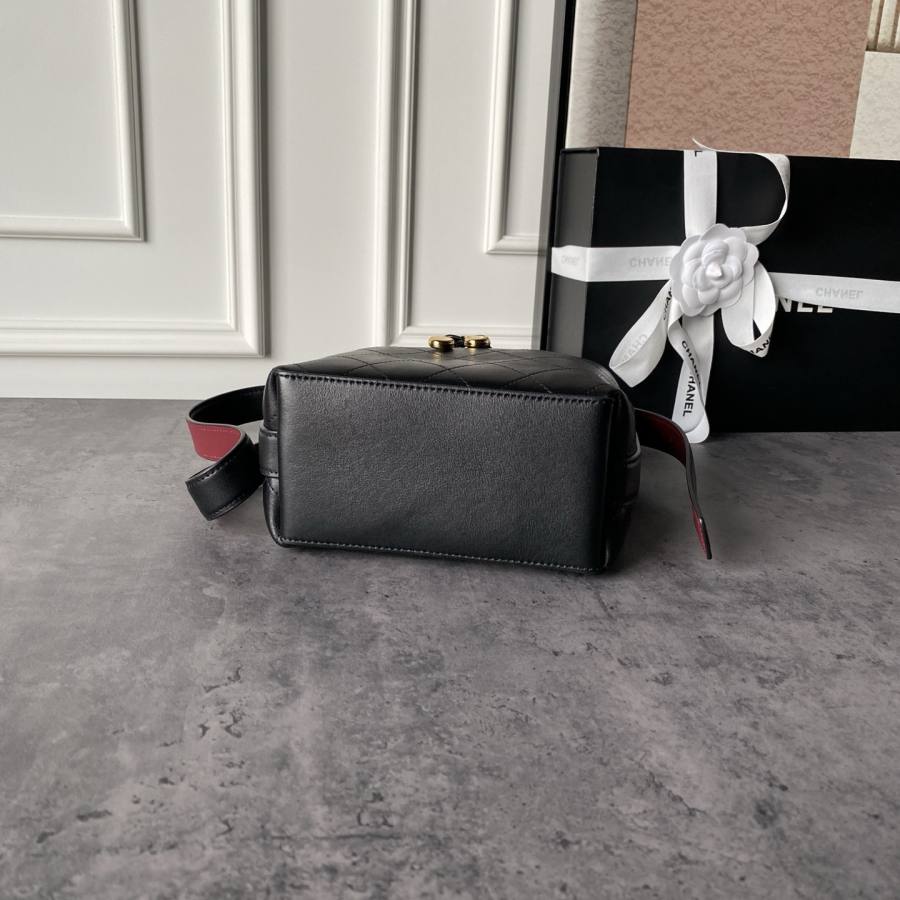 Chanel 26B Bucket Small AS6537 18 x 16 x 12 853D
