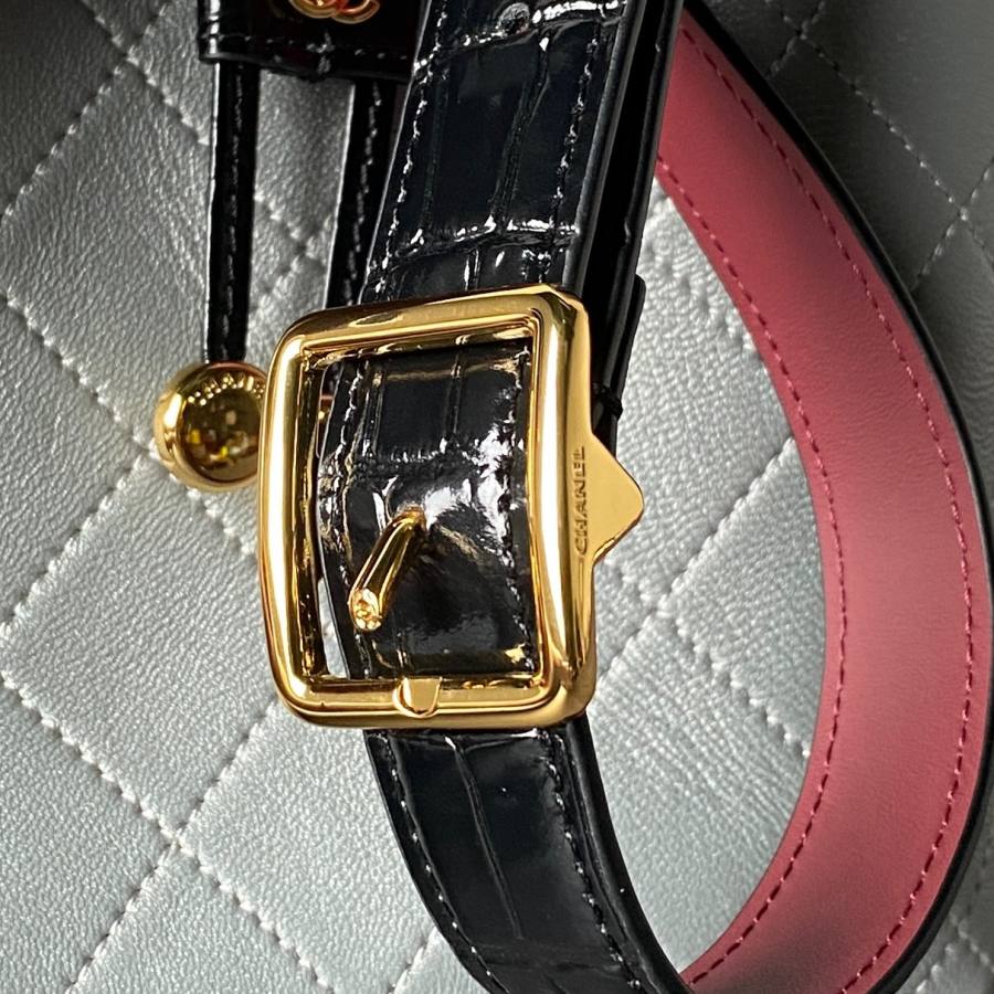 Chanel 26B Bucket Small AS6537 18 x 16 x 12 C751