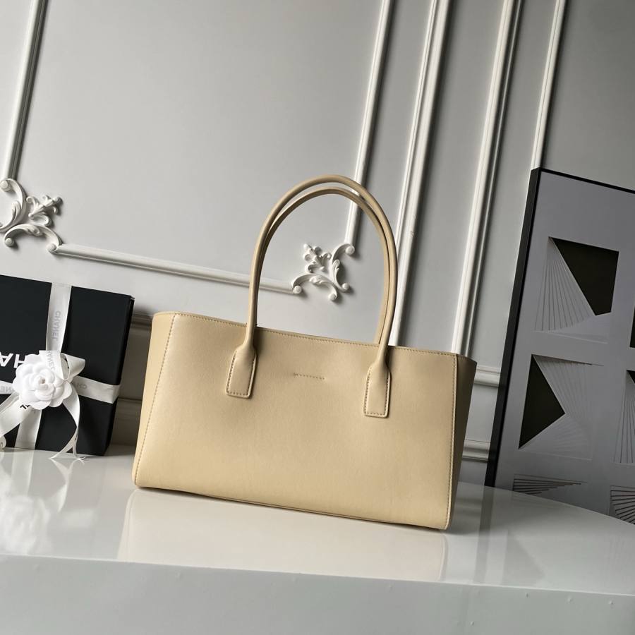 Chanel 26S Cerf Tote AS6243 35.5 x 25.5 x 15 3C51