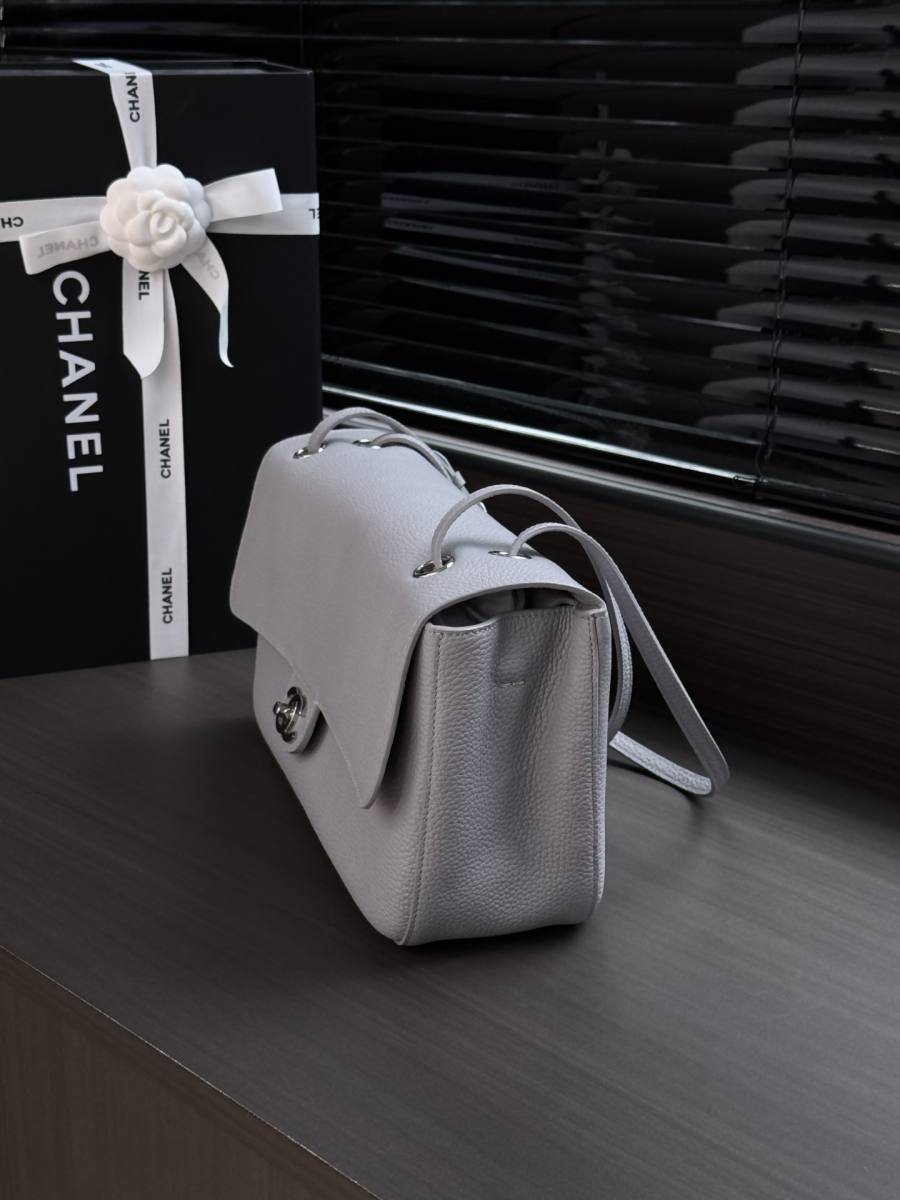 Chanel 26S Classic Flap Maxi 33 x 23 x 10 0589