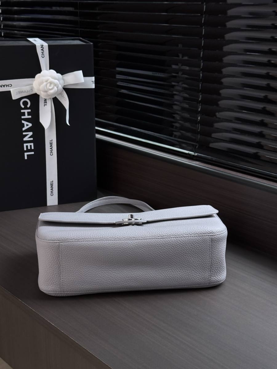 Chanel 26S Classic Flap Maxi 33 x 23 x 10 0589