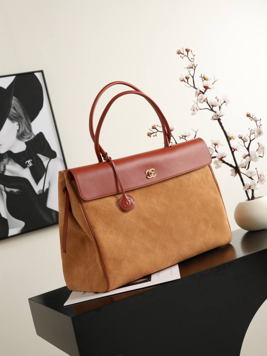 Chanel 26S Tote 36 x 28 x 14 49E2