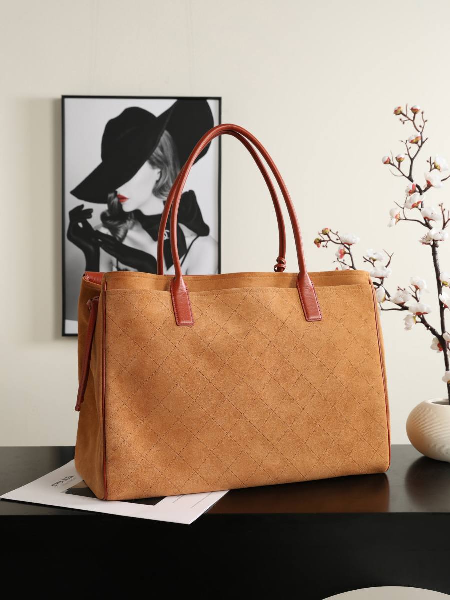 Chanel 26S Tote 36 x 28 x 14 49E2