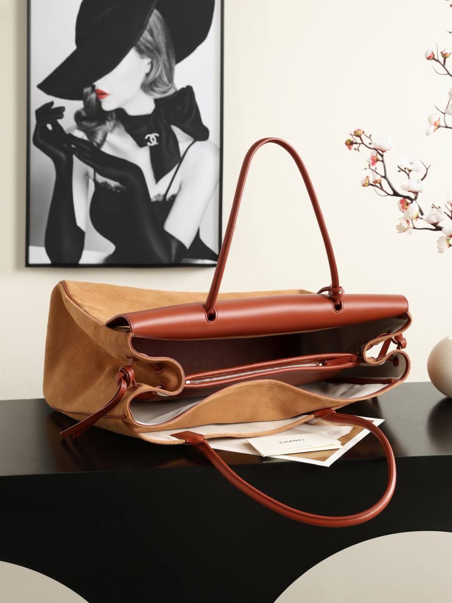 Chanel 26S Tote 36 x 28 x 14 49E2