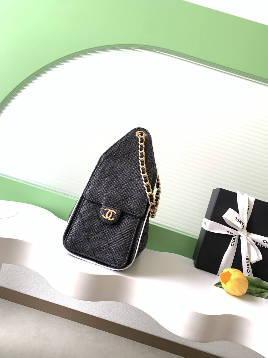 Chanel Bucket 20 x 18 x 14 B5A1