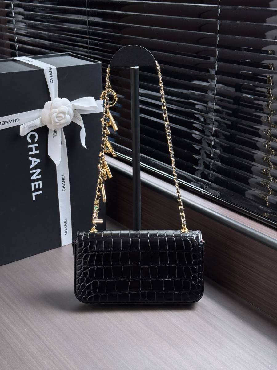 Chanel Chain Flap 23 x 14 x 7 EE9F