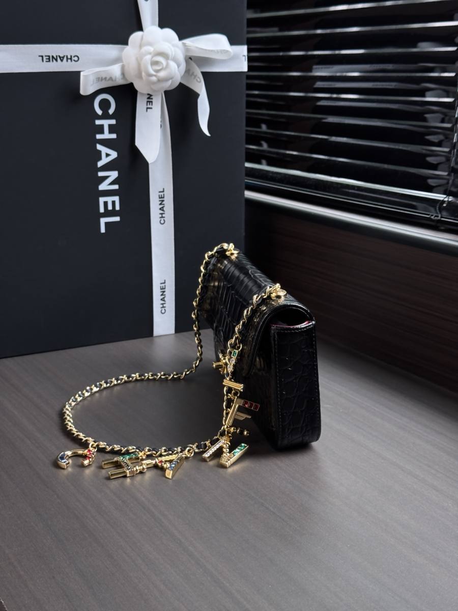 Chanel Chain Flap 23 x 14 x 7 EE9F