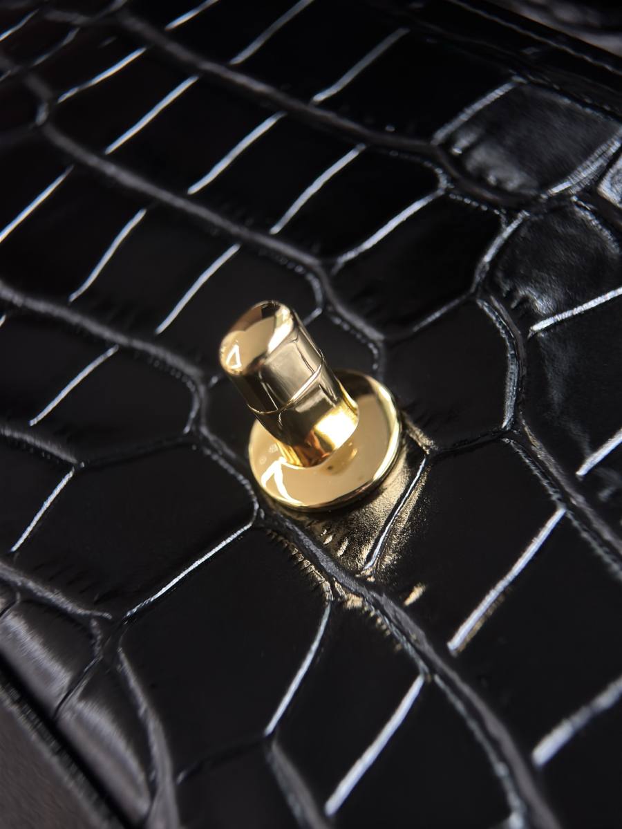Chanel Chain Flap 23 x 14 x 7 EE9F