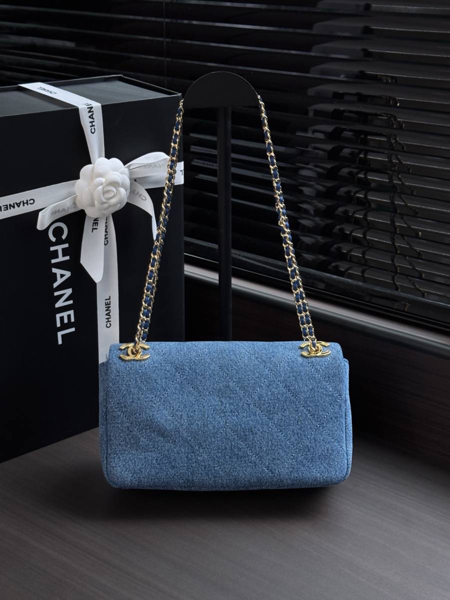 Chanel Classic Flap 25.5 x 16 x 7 4CC8