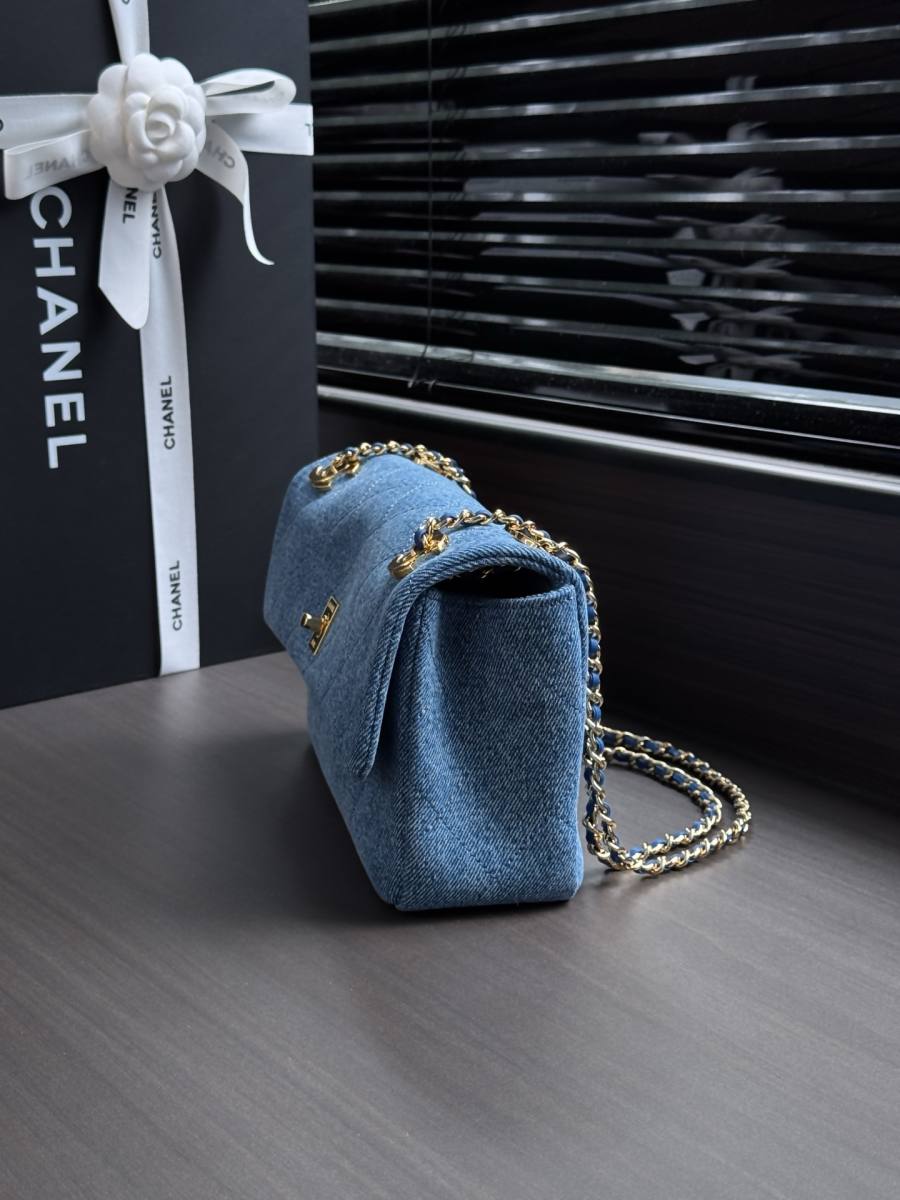 Chanel Classic Flap 25.5 x 16 x 7 4CC8
