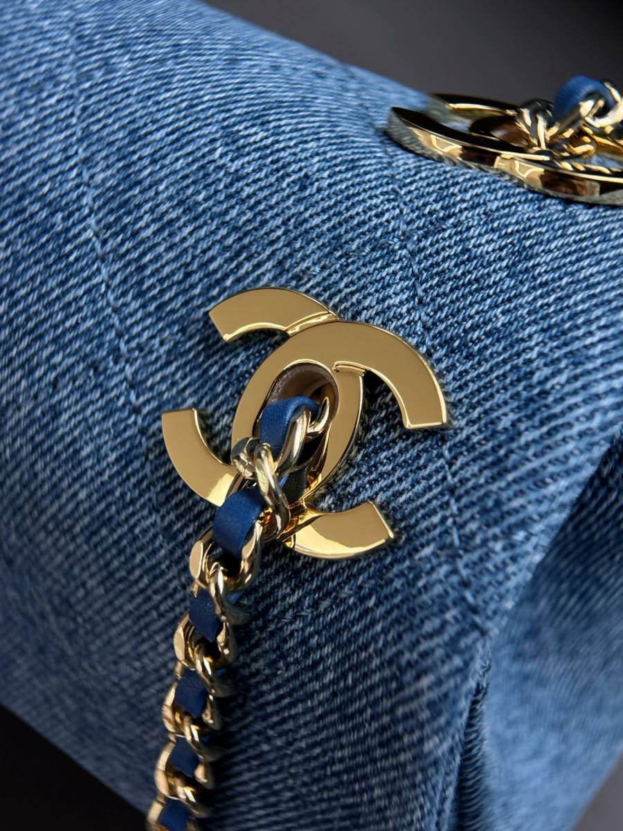 Chanel Classic Flap 25.5 x 16 x 7 4CC8