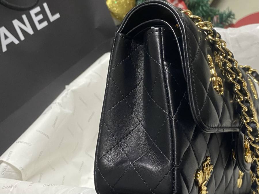 Chanel Classic Flap 28 x 18 x 10 251D
