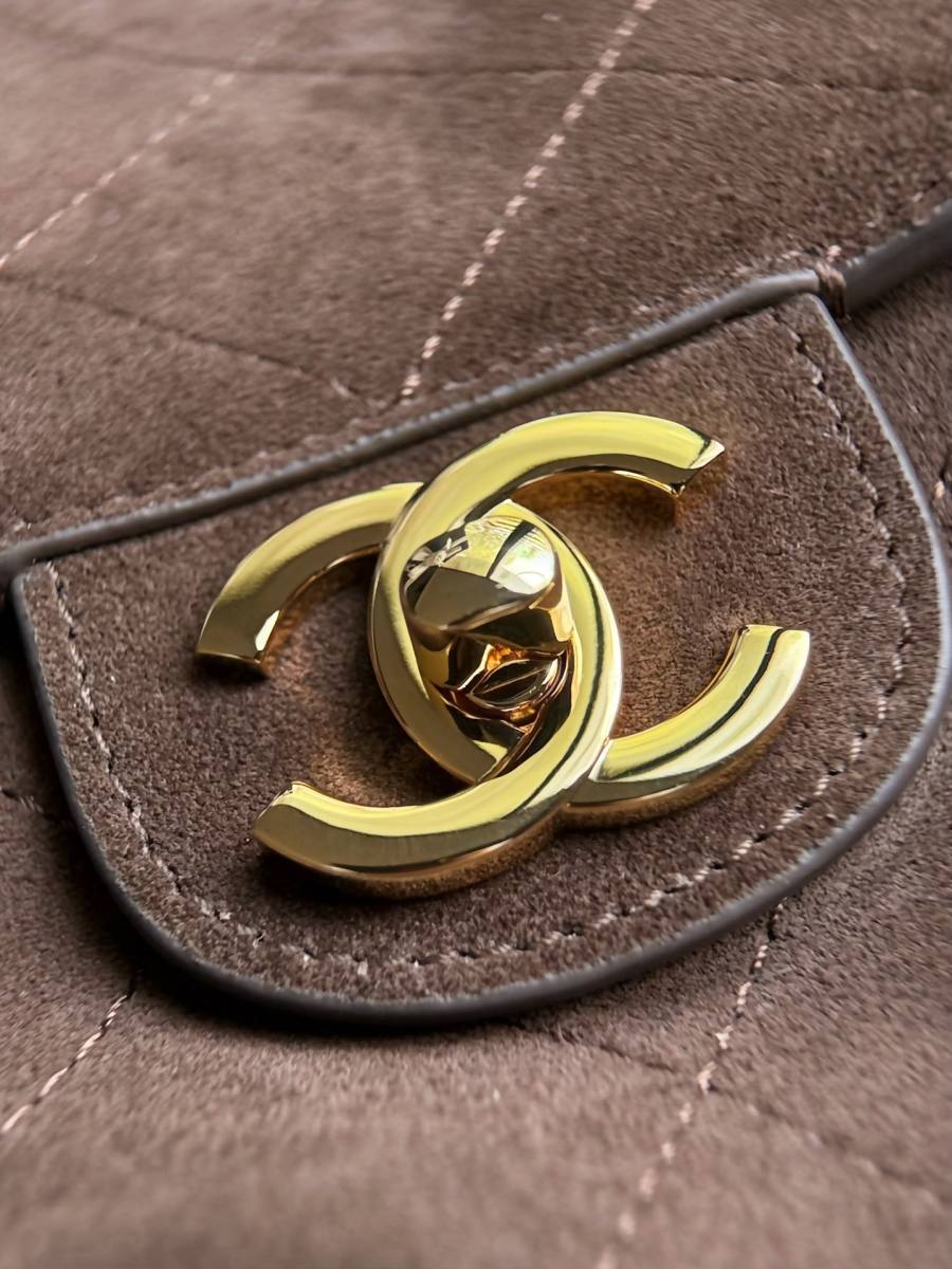 Chanel Classic Flap Maxi 33 x 23 x 10 A283