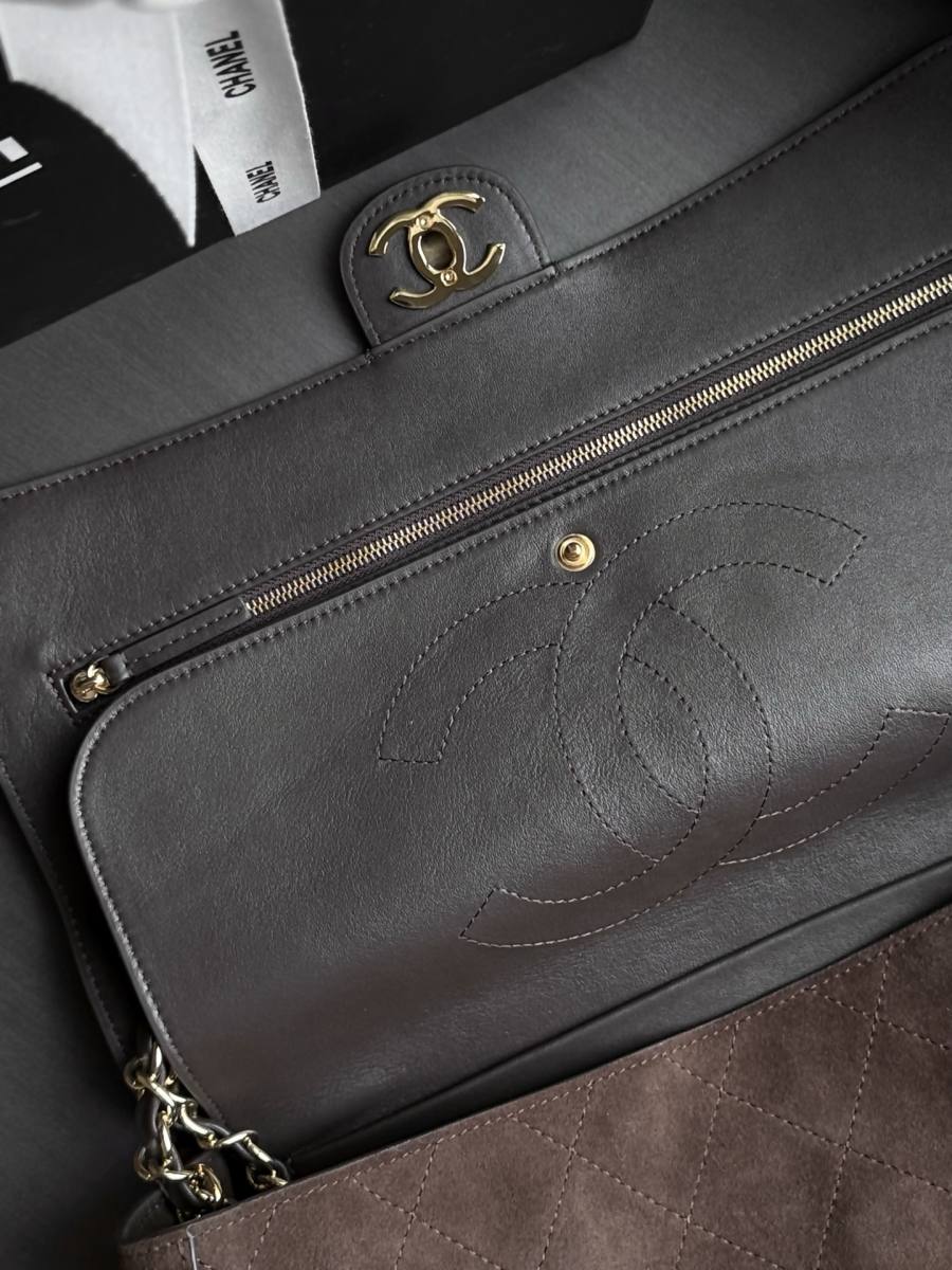 Chanel Classic Flap Maxi 33 x 23 x 10 A283