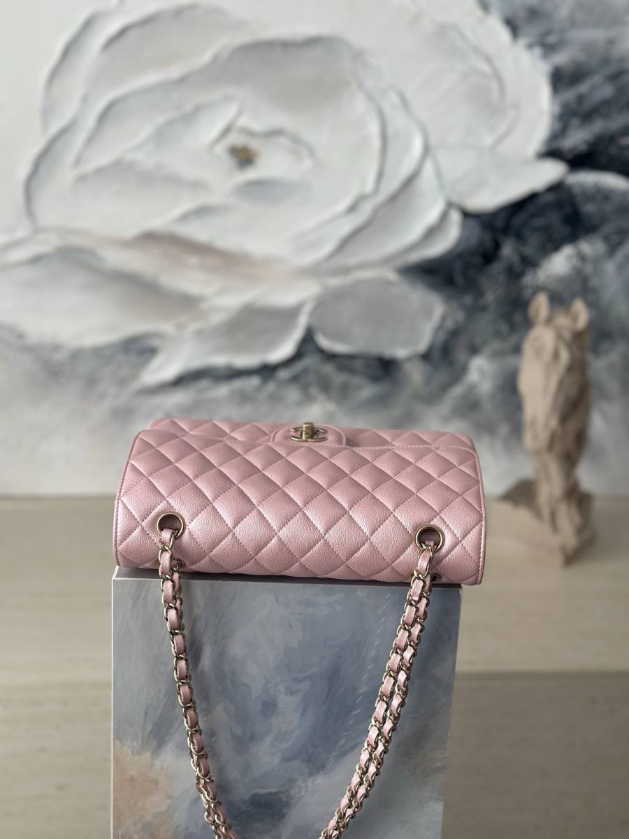 Chanel Classic Flap Medium 25.5 x 16 x 7 E06E