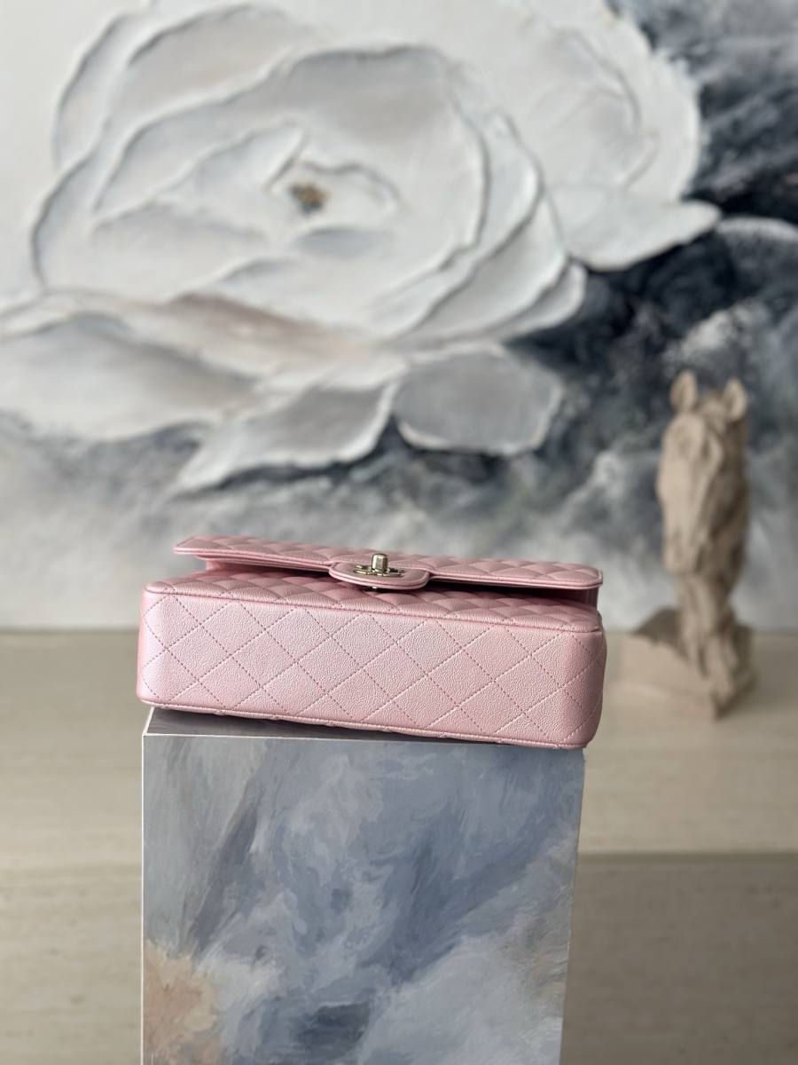 Chanel Classic Flap Medium 25.5 x 16 x 7 E06E