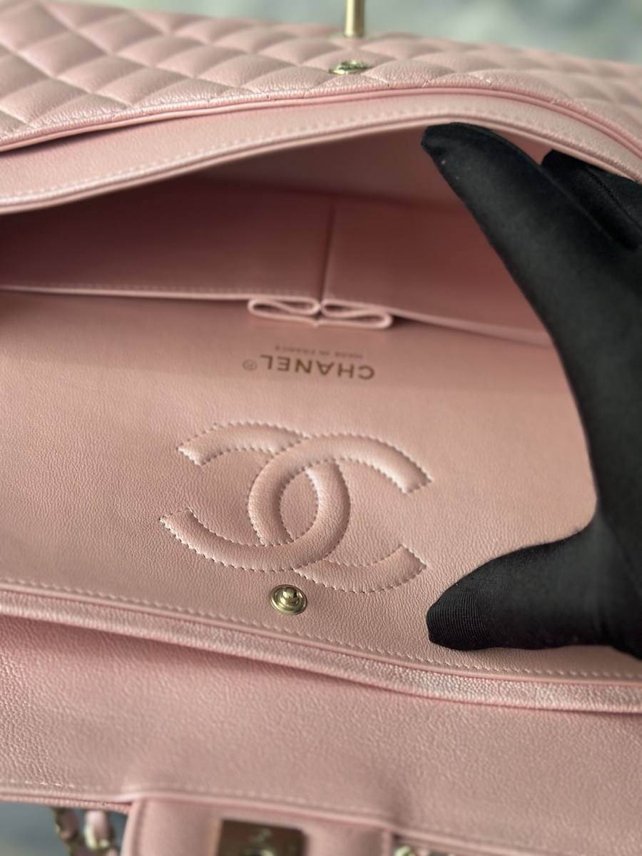 Chanel Classic Flap Medium 25.5 x 16 x 7 E06E