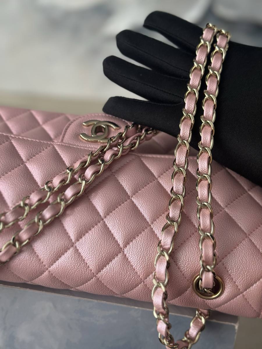 Chanel Classic Flap Medium 25.5 x 16 x 7 E06E