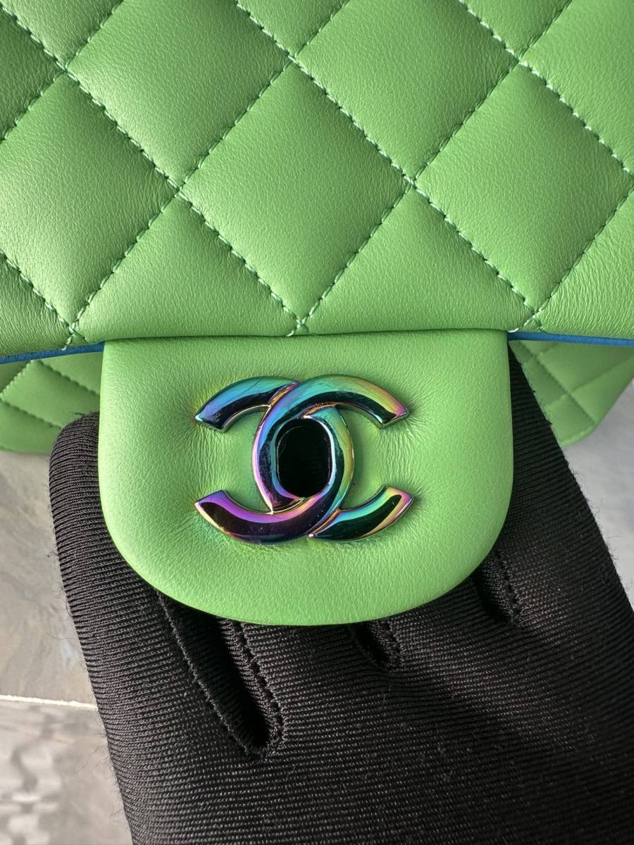 Chanel Classic Flap Small 23 x 14 x 7 28BD