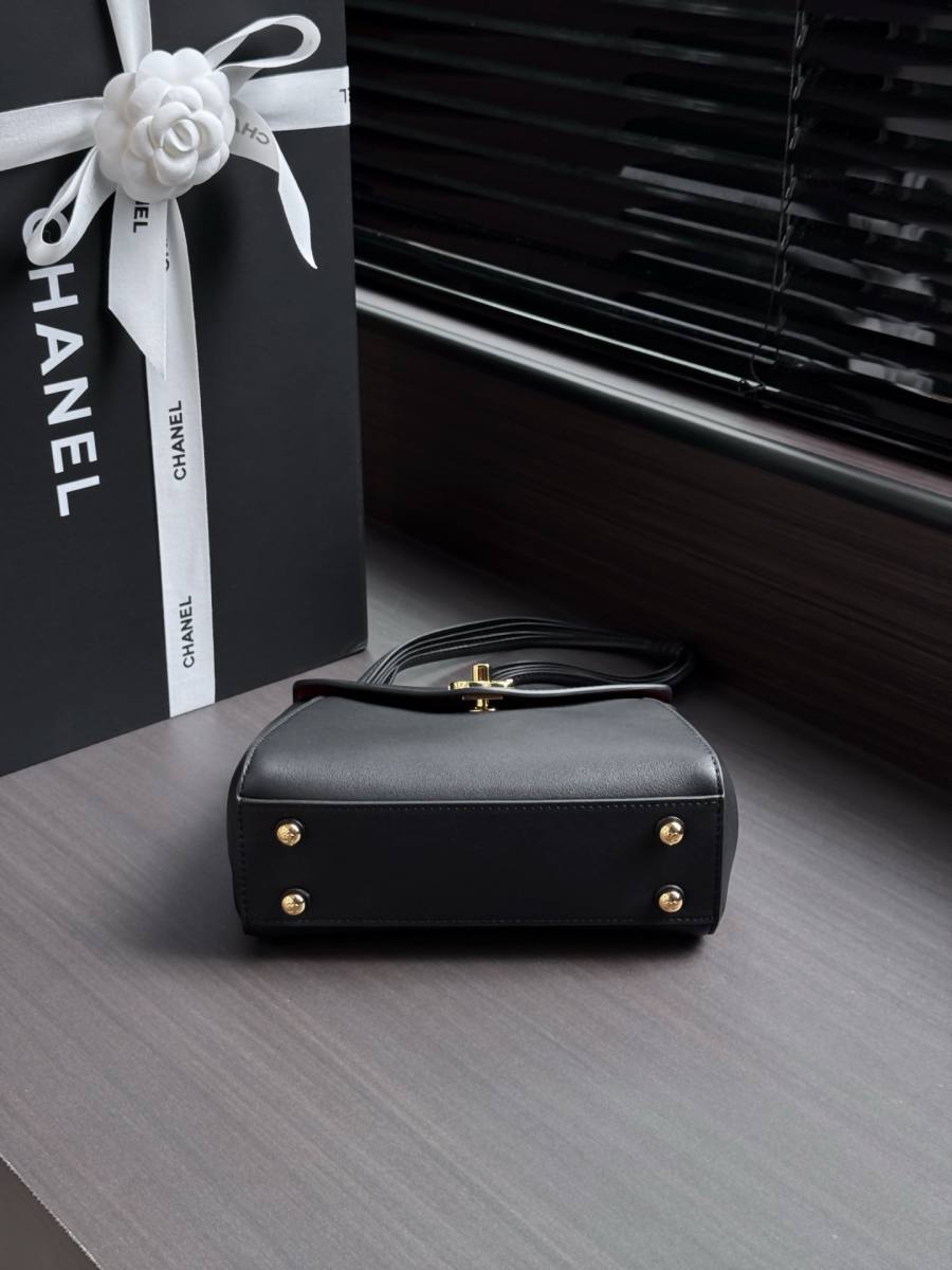 Chanel Envelope 24 x 16 x 4 FFA5