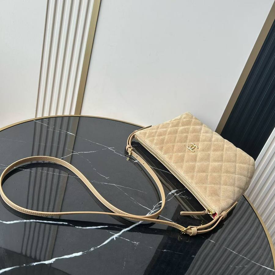 Chanel Lunch Box 20 x 14 x 8 C2D1