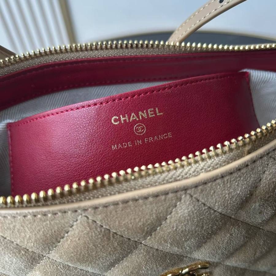 Chanel Lunch Box 20 x 14 x 8 C2D1