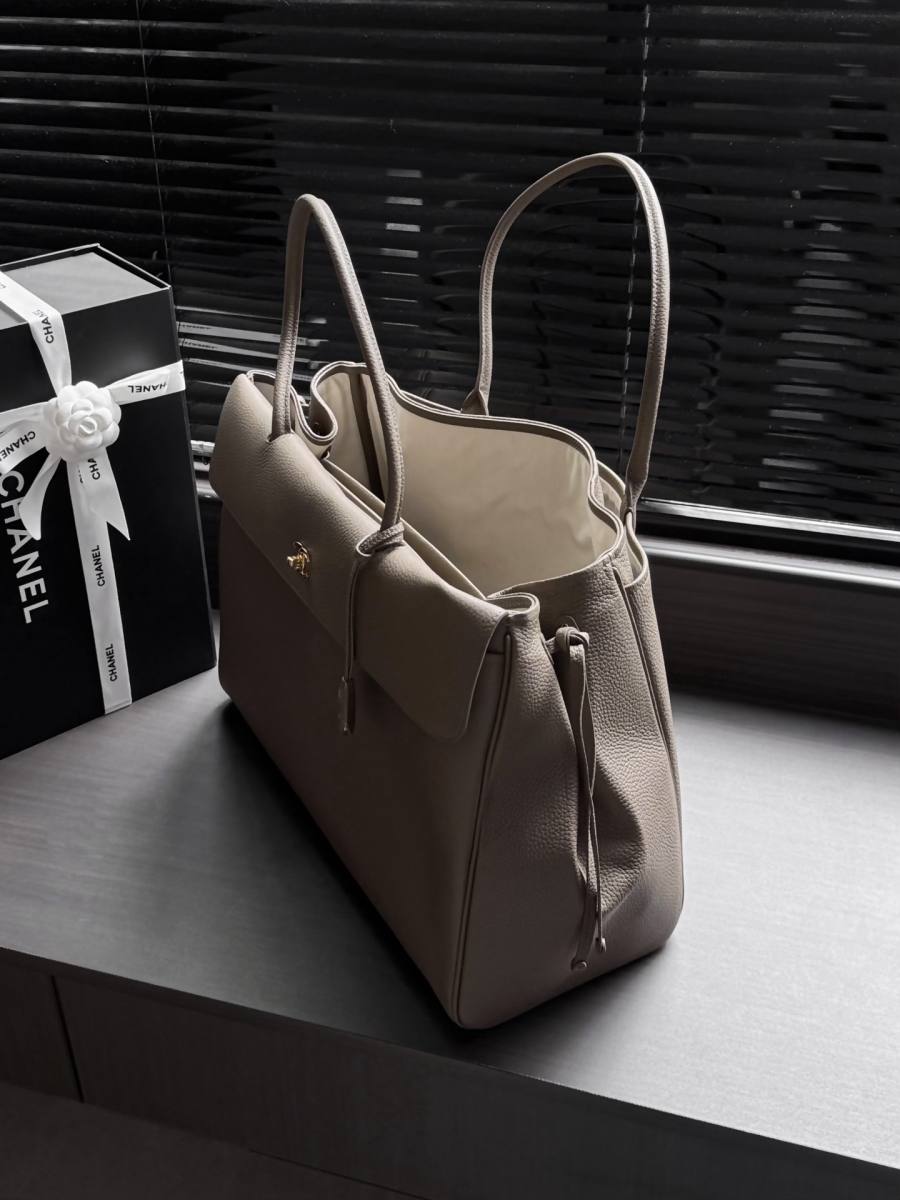 Chanel Tote 33 x 26 x 12 222D