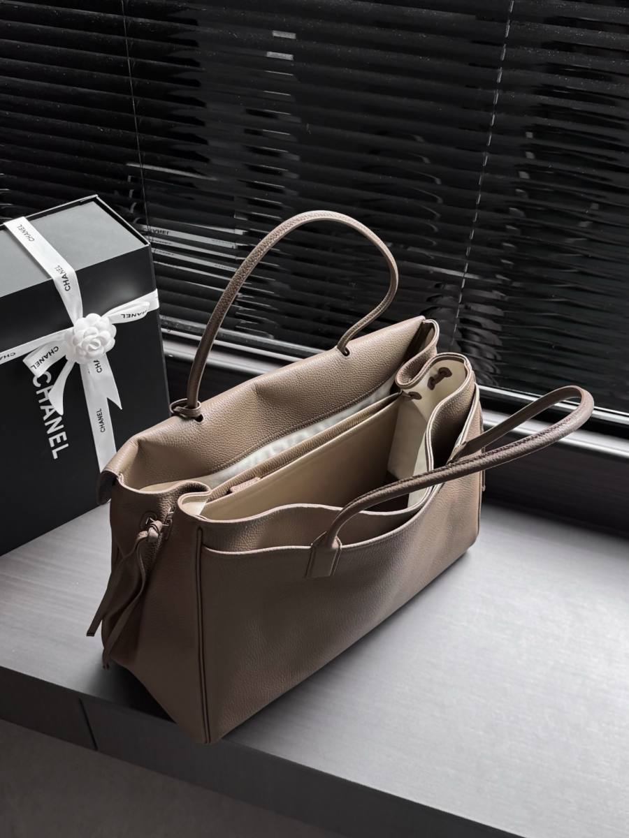 Chanel Tote 33 x 26 x 12 222D