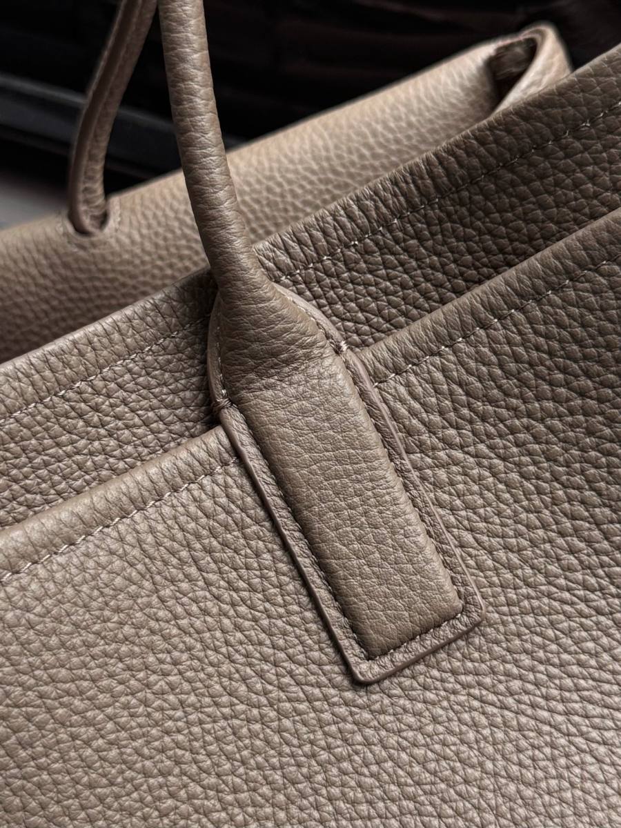 Chanel Tote 33 x 26 x 12 222D