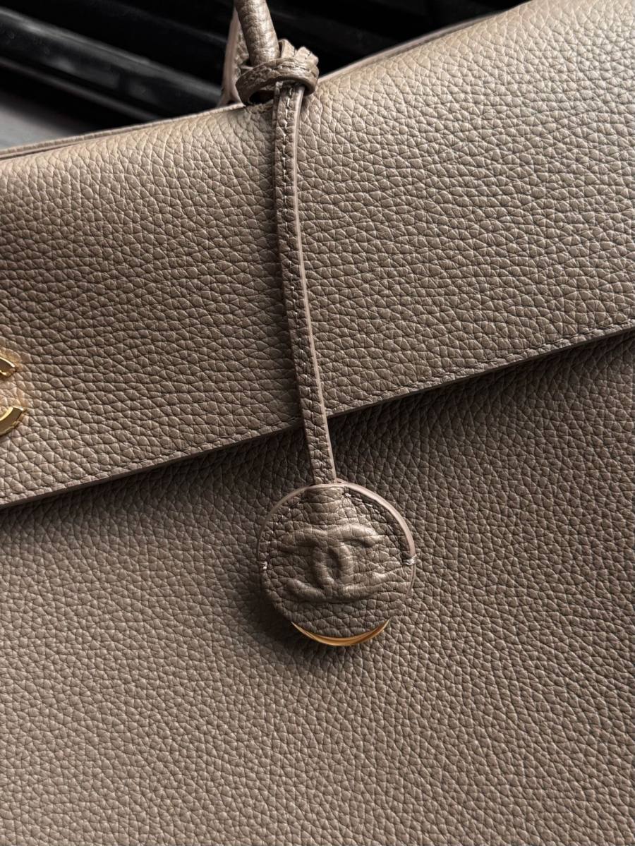 Chanel Tote 33 x 26 x 12 222D