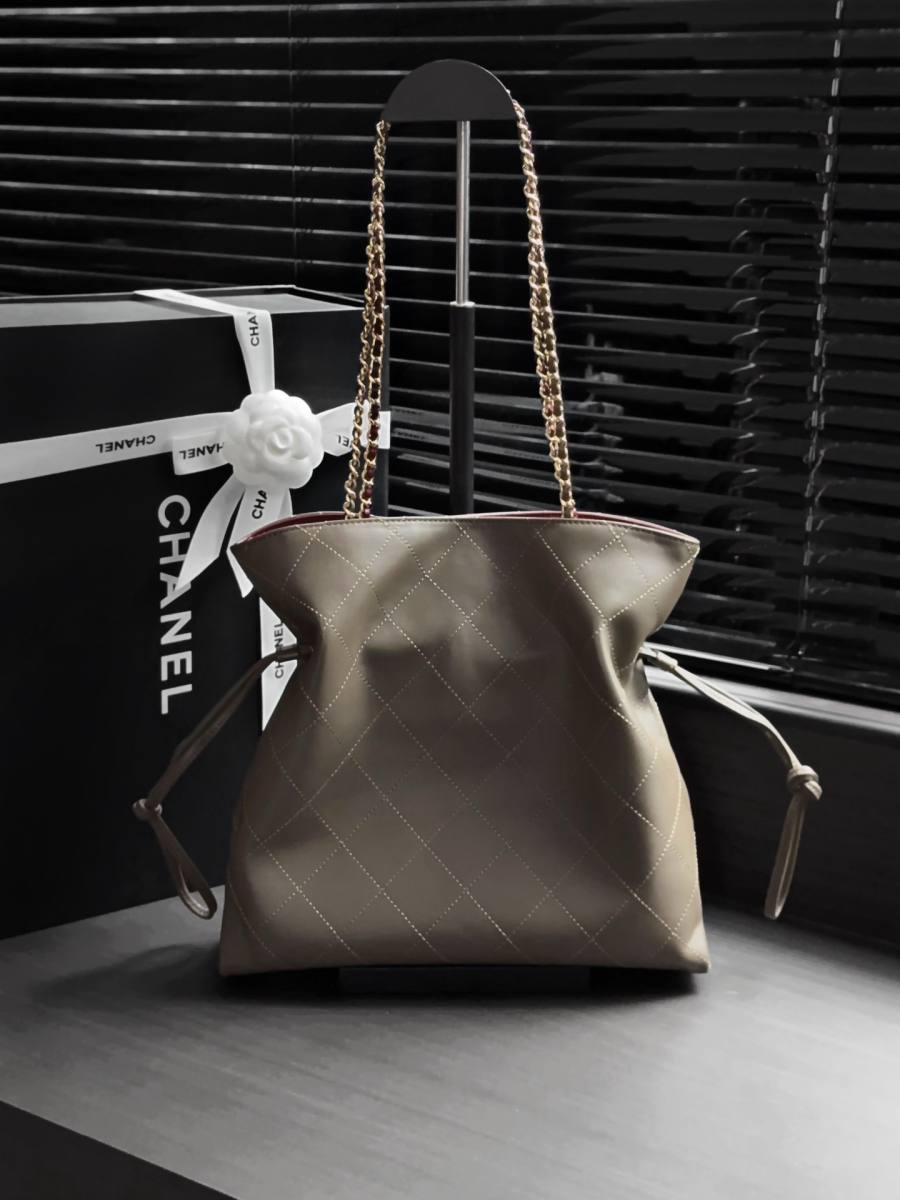 Chanel Tote 33 x 26 x 12 2E15